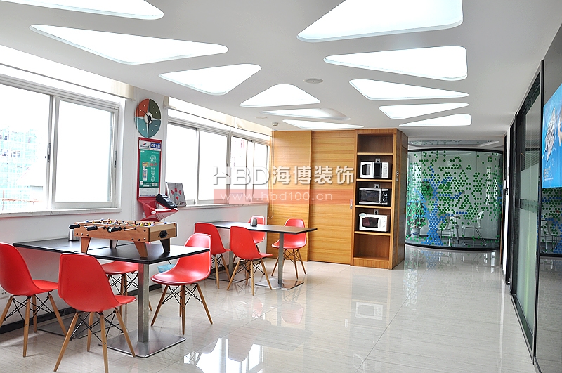 辦公室裝修設(shè)計,休閑區(qū)設(shè)計裝修.jpg